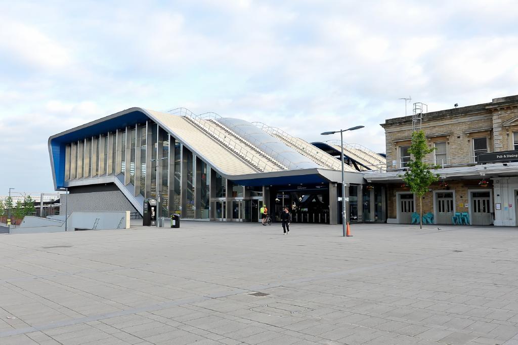 Select Sa - Canal Walk Reading Exterior foto